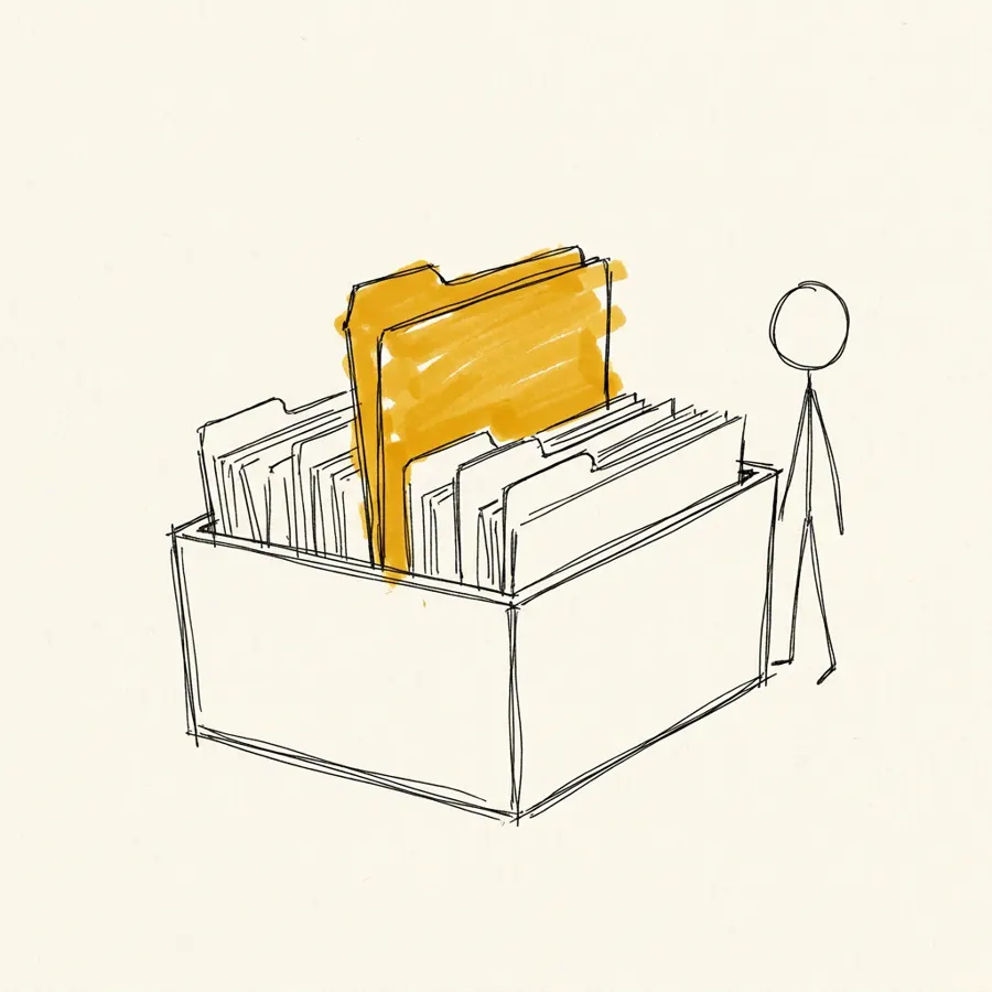 Caja de archivo abierta con folders verticales adentro; un folder sobresale más alto y está en amber. Stick figure parada al lado.